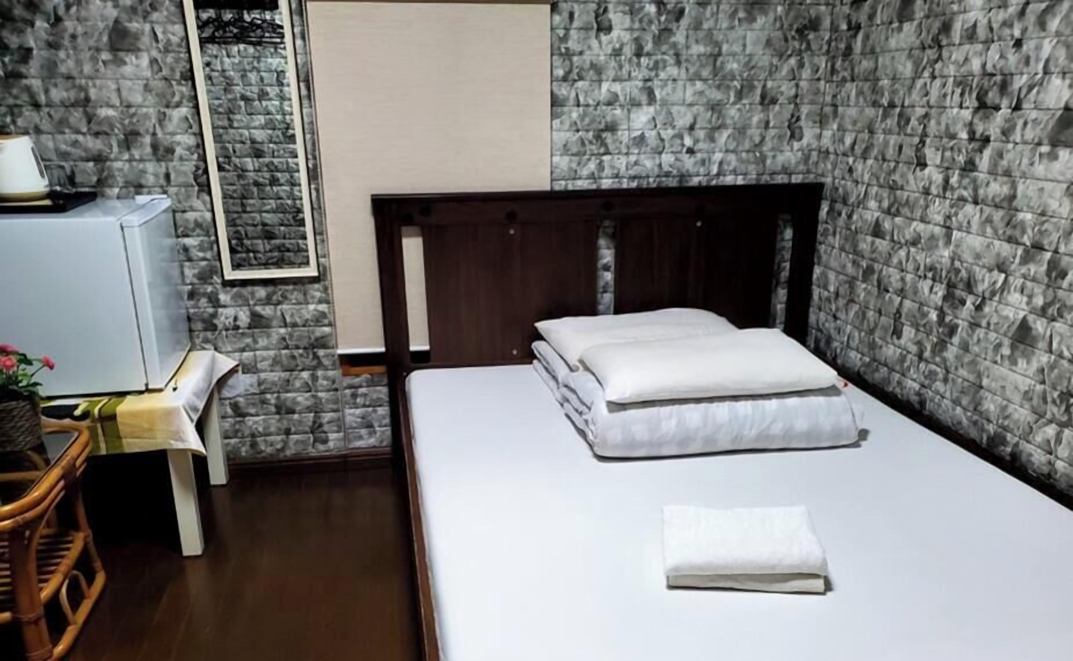Basic Double Room | Iron/ironing board, free WiFi, bed sheets