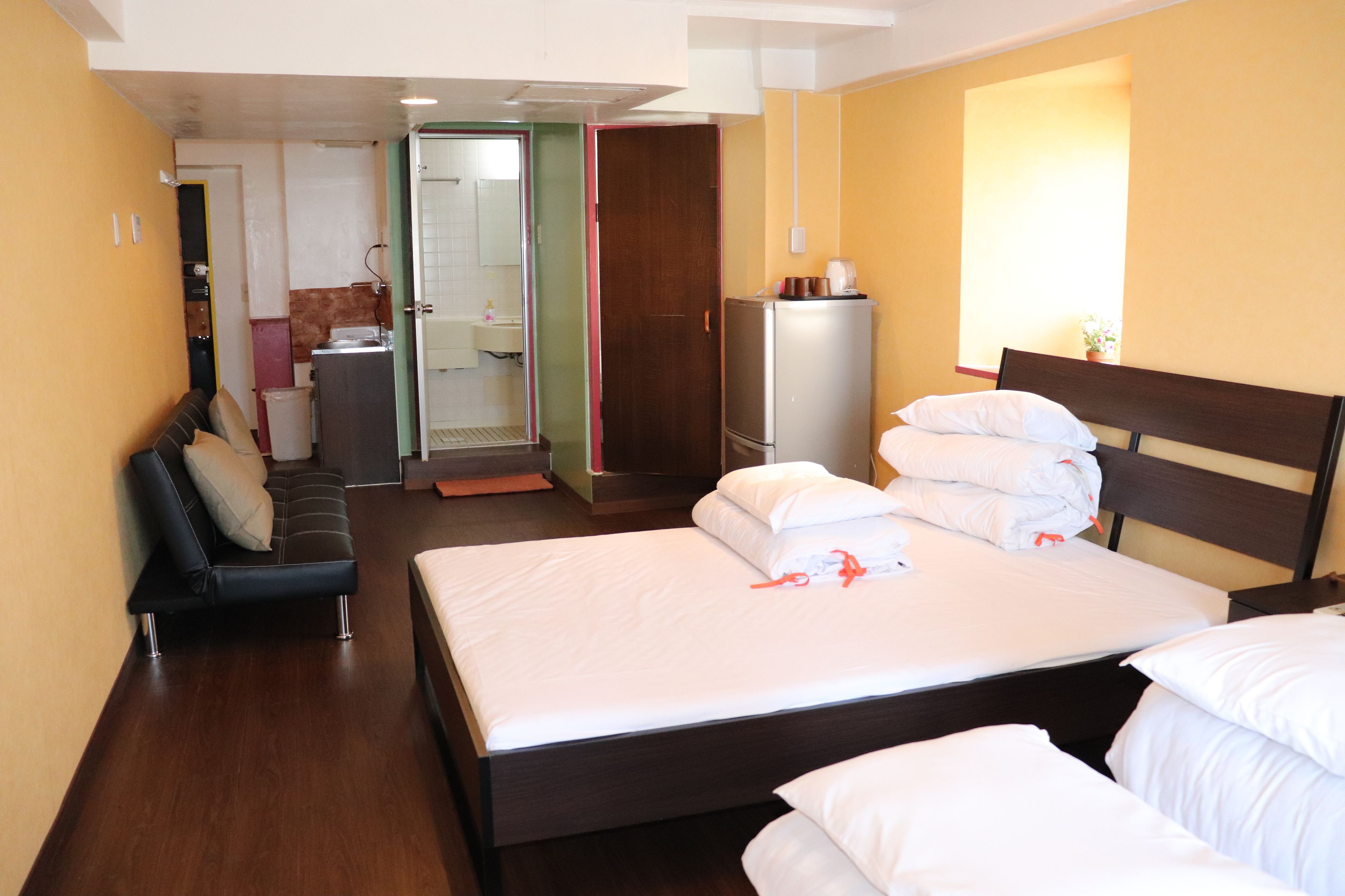 Iron/ironing board, free WiFi, bed sheets