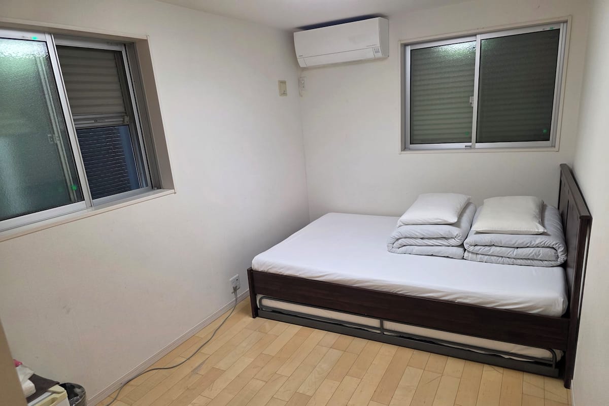Habitación familiar, varias camas | Tabla de planchar con plancha, wifi gratis y ropa de cama