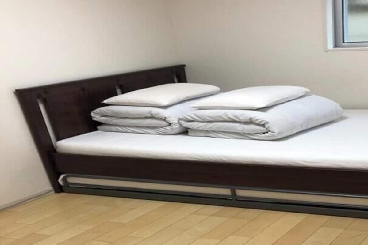 Tabla de planchar con plancha, wifi gratis y ropa de cama