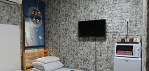 Iron/ironing board, free WiFi, bed sheets