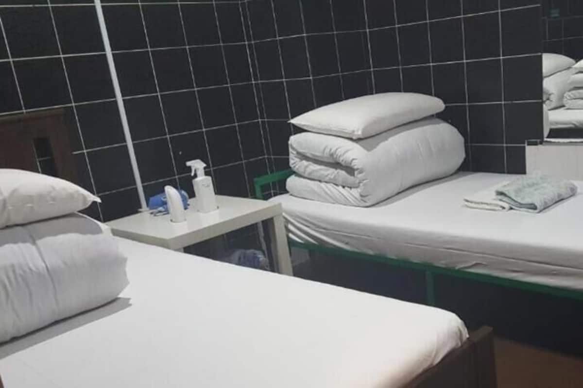 Habitación triple básica | Tabla de planchar con plancha, wifi gratis y ropa de cama