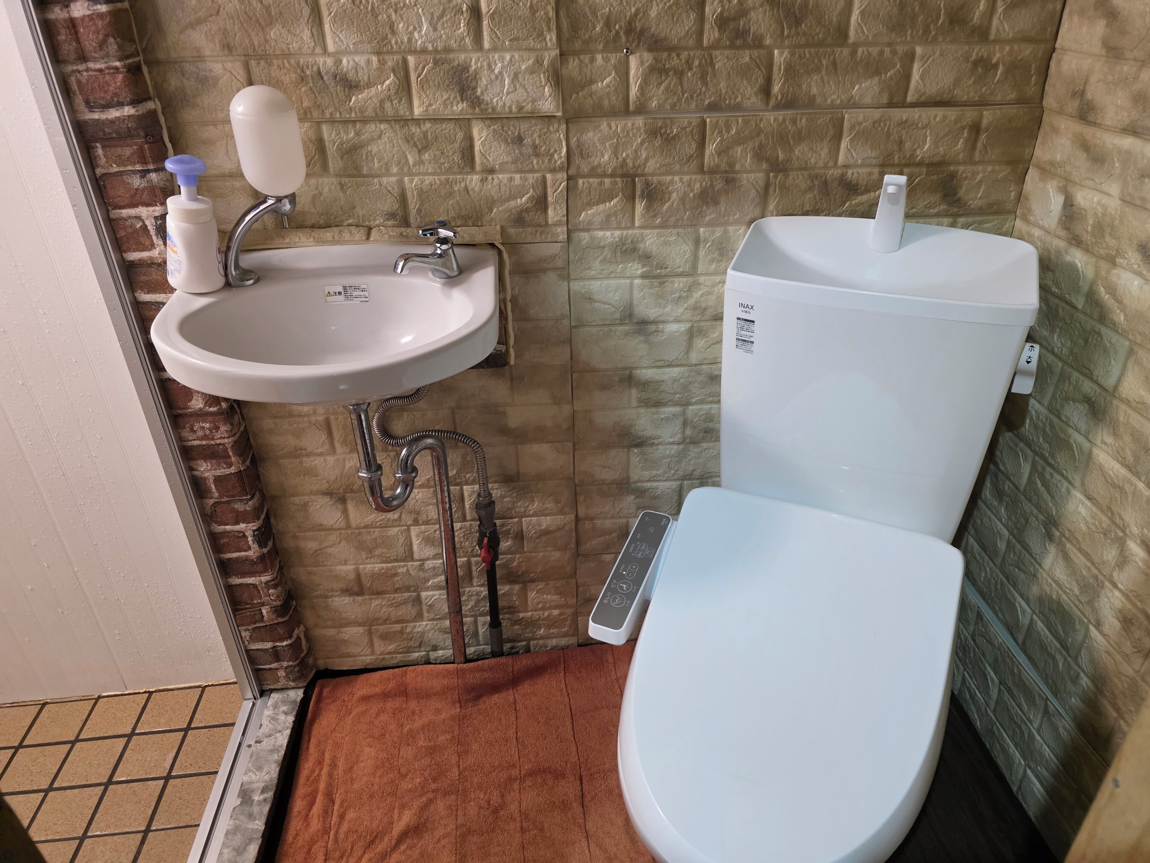 Artículos de tocador gratuitos, secador de pelo, pantuflas, bidet