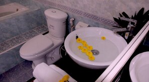 Shower, free toiletries, hair dryer, slippers - Green Grass Homestay (Hoi An)