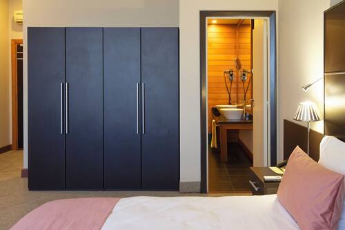 Superior-Dreibettzimmer, Stadtblick | Hochwertige Bettwaren, Minibar, Zimmersafe, Schreibtisch