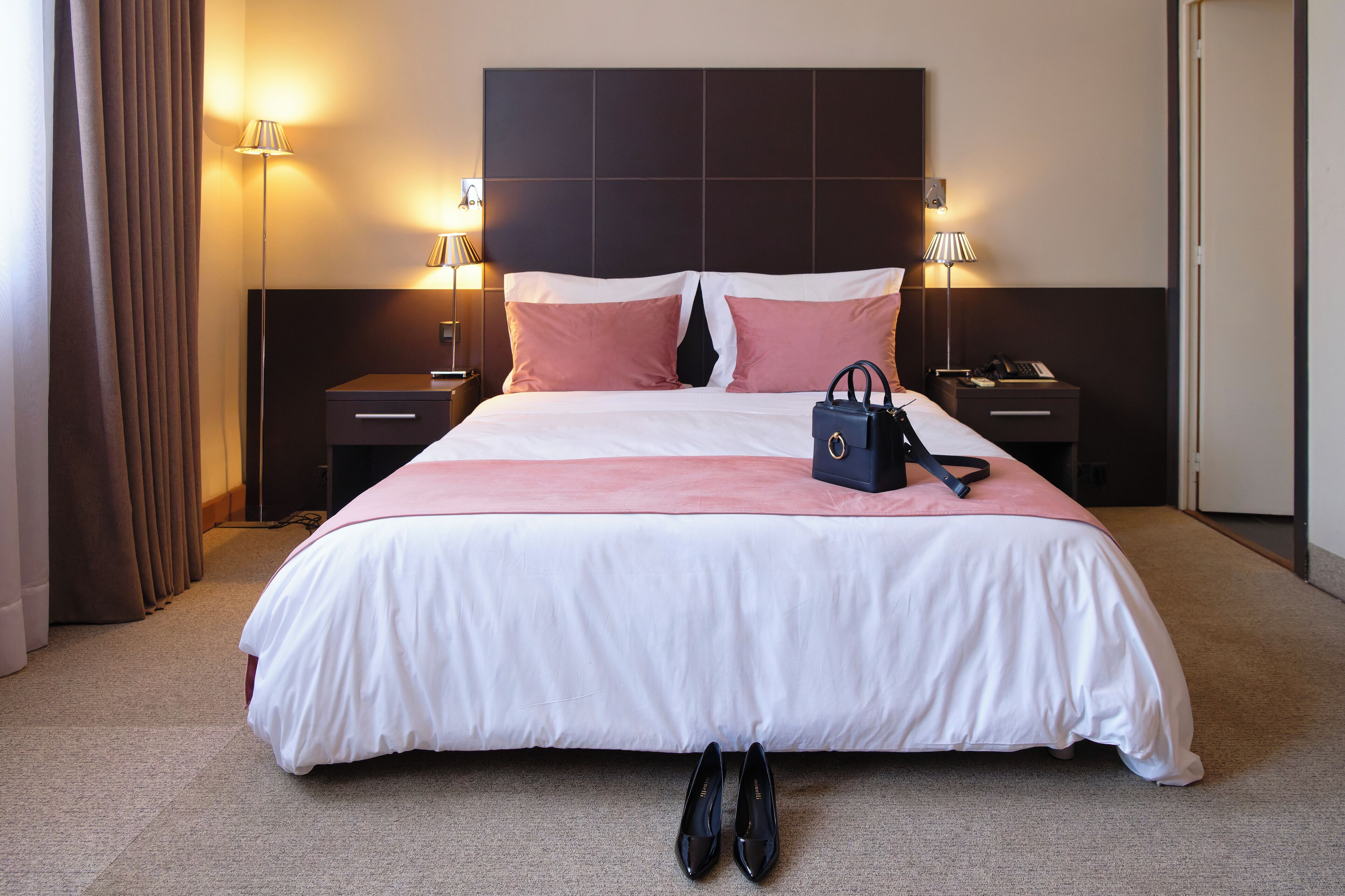 高级三人房, 城市景观 | 高档床上用品、迷你吧、客房内保险箱、办公桌