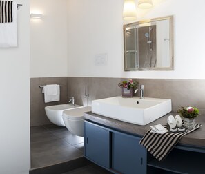 Kamar Quadruple Standar | Kamar mandi | Shower, pengering rambut, kloset, dan handuk