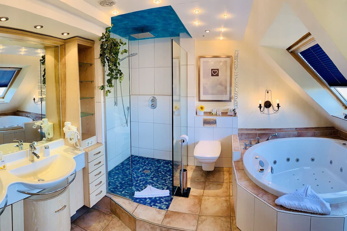 suite (whirlpool) | bathroom | shower, towels