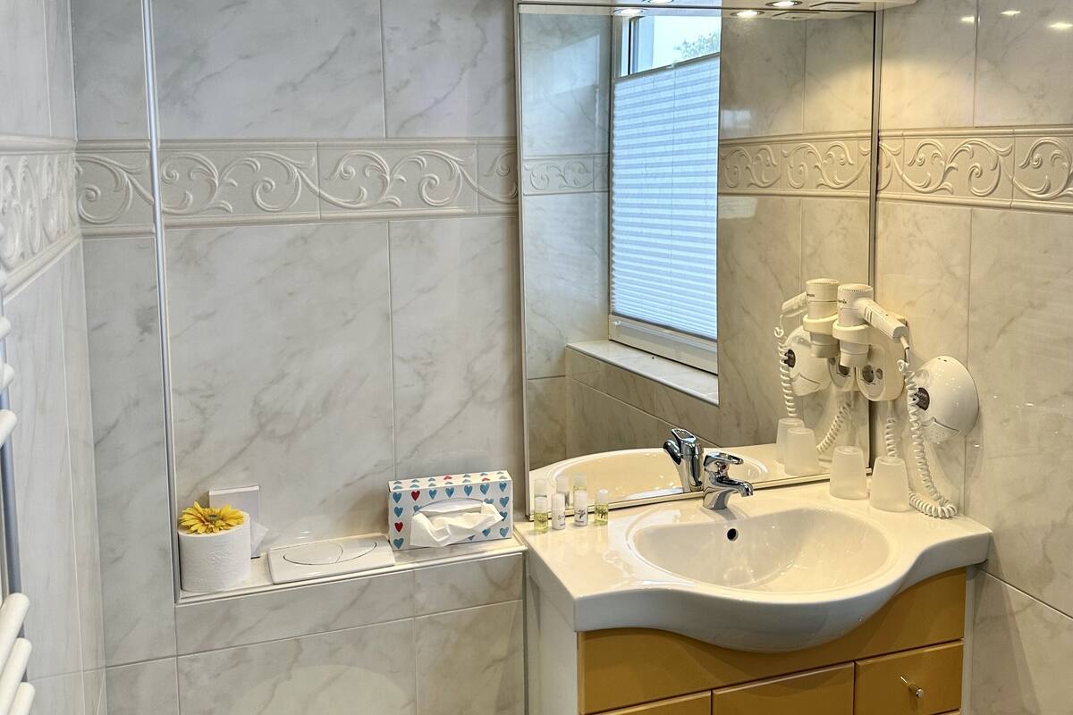 suite, fireplace | bathroom | shower, towels