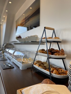 Desayuno buffet diario (EUR 21 por persona)