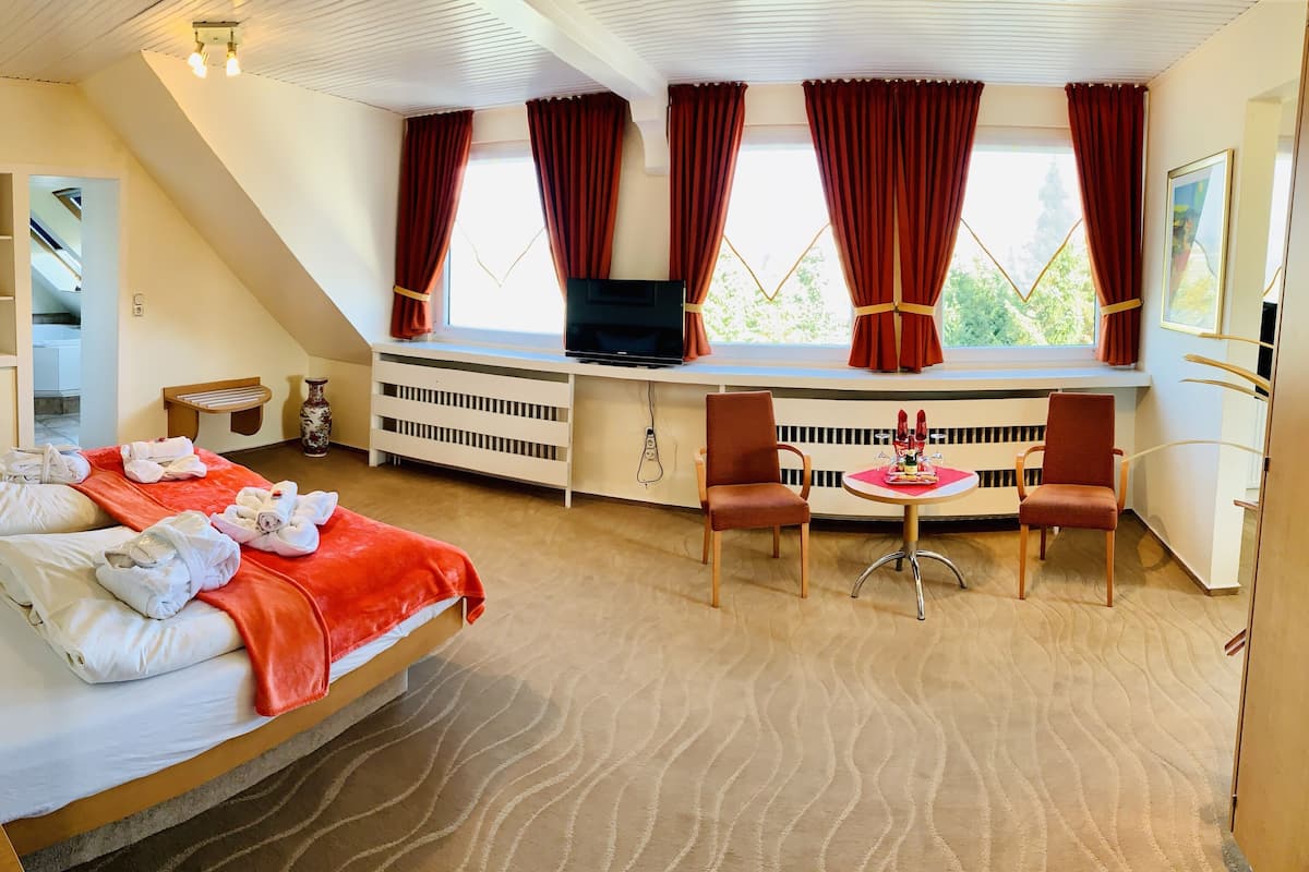 Suite (Whirlpool) | Minibar, safe på rommet, skrivebord og lydisolert