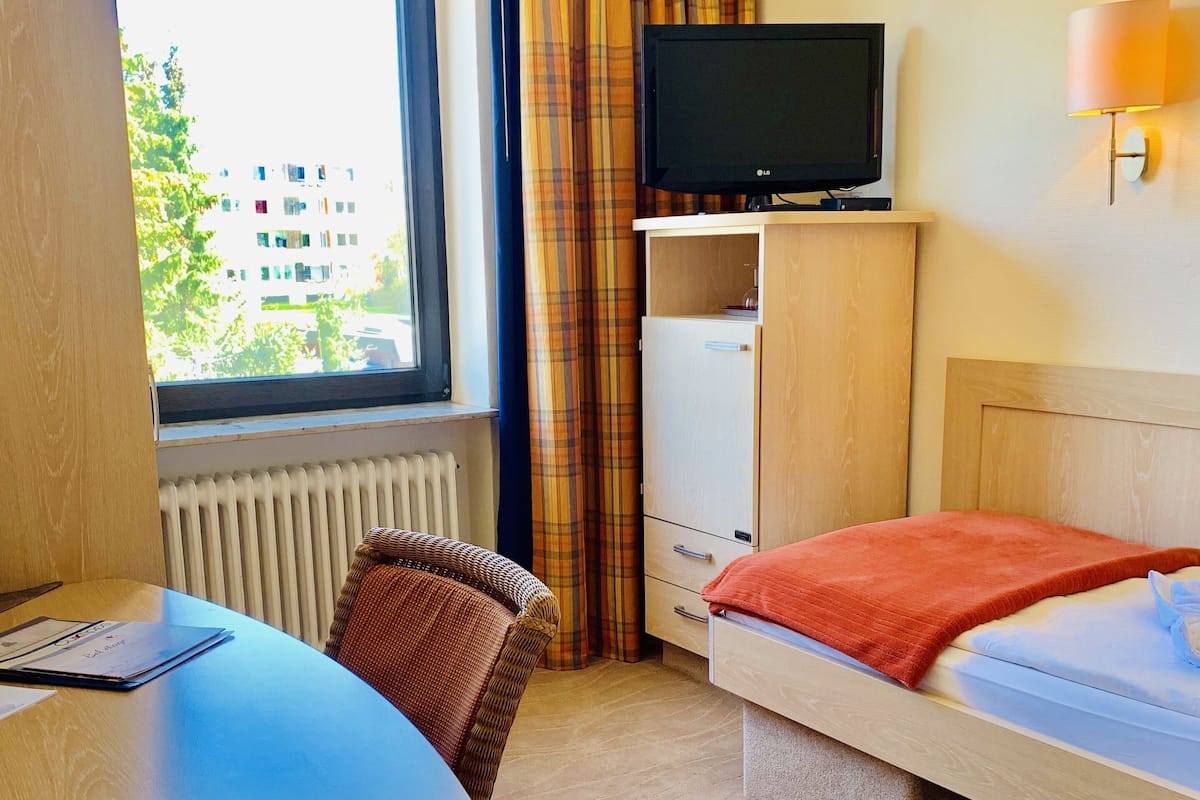 Enkeltrom | Minibar, safe på rommet, skrivebord og lydisolert