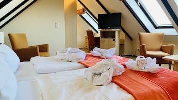 Studio (Penthouse) | Een minibar, een kluis op de kamer, een bureau, geluiddichte muren