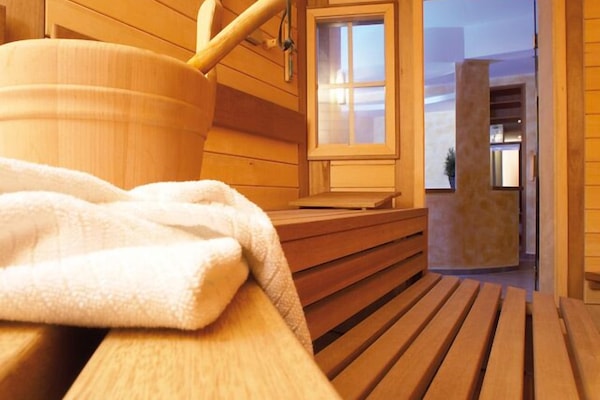 Sauna, hot tub