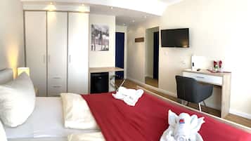 Comfort dubbelrum | Minibar, vÀrdeförvaringsskÄp pÄ rummet, skrivbord och ljudisolering