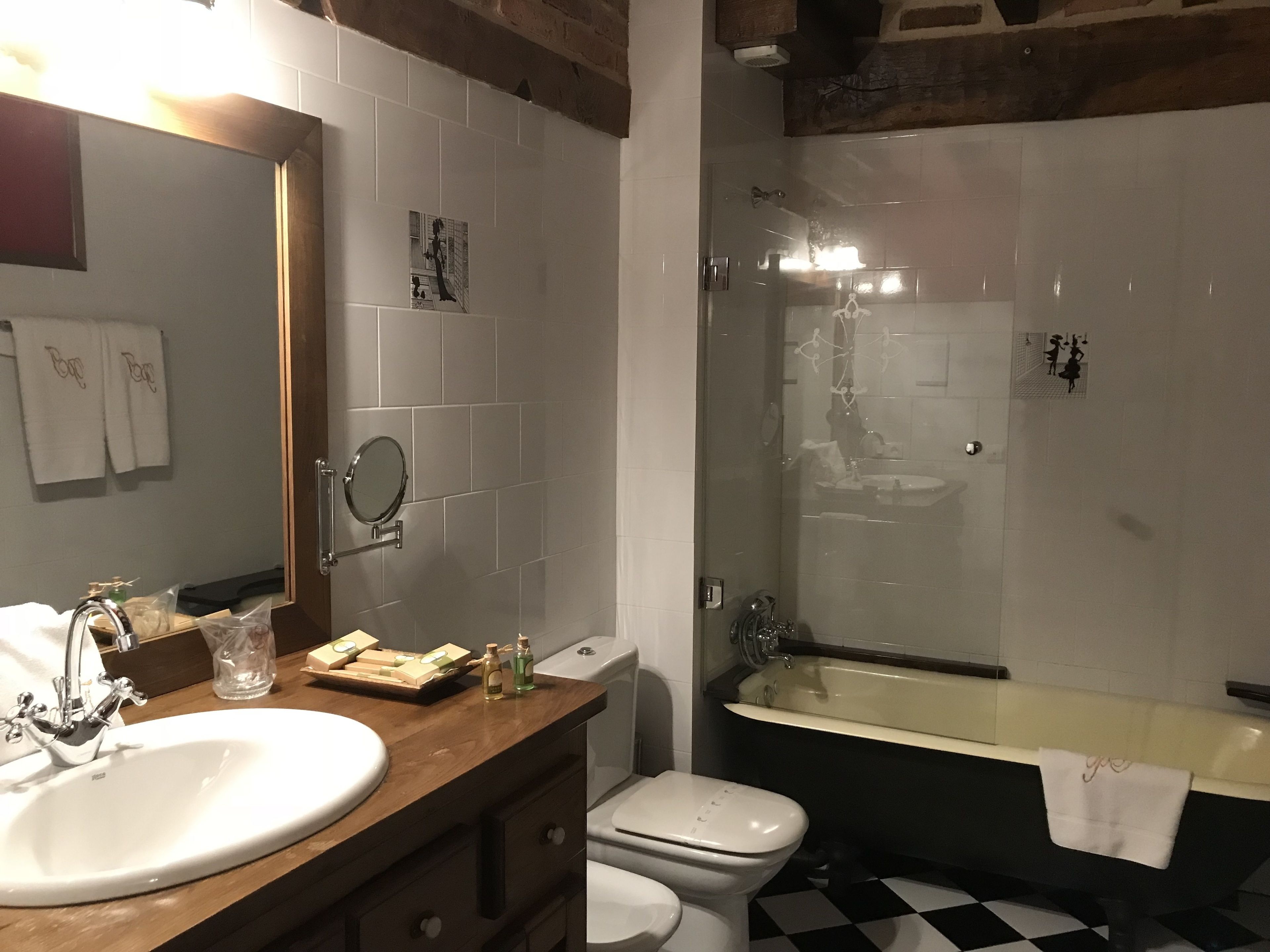 superior double room | deep-soaking bathtub