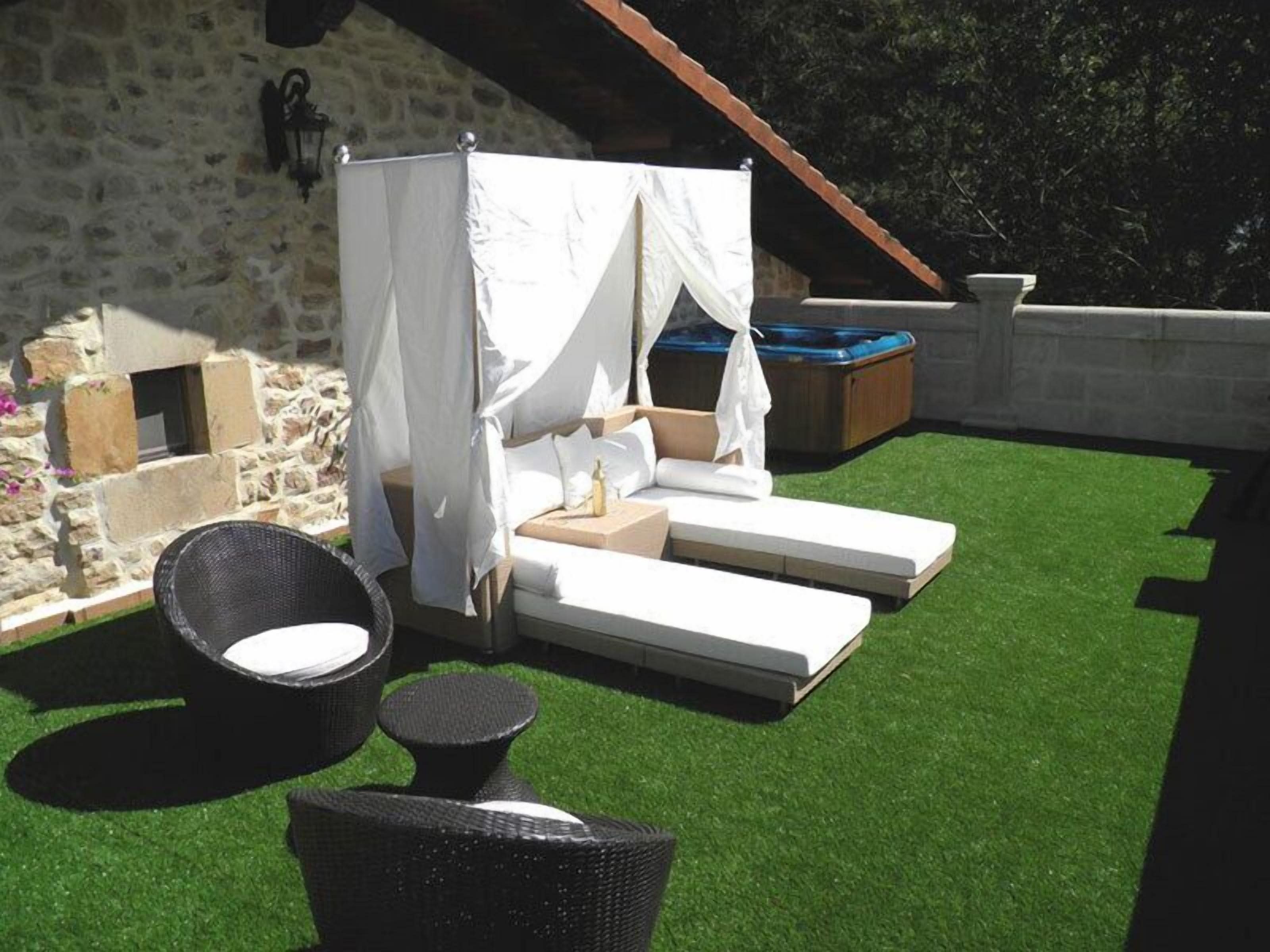 luxury suite, hot tub | terrace/patio