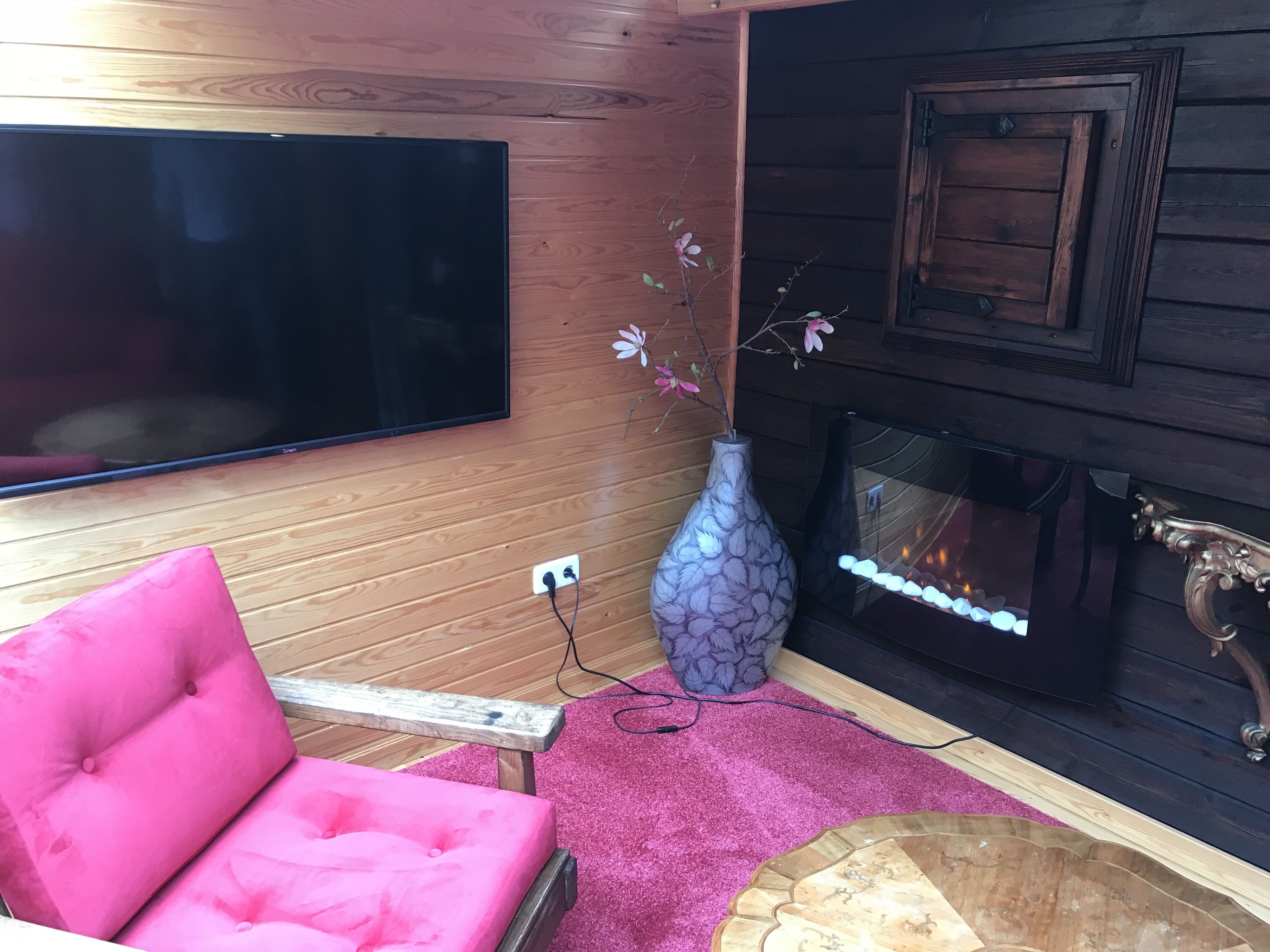 cottage, hot tub | desk, free wifi