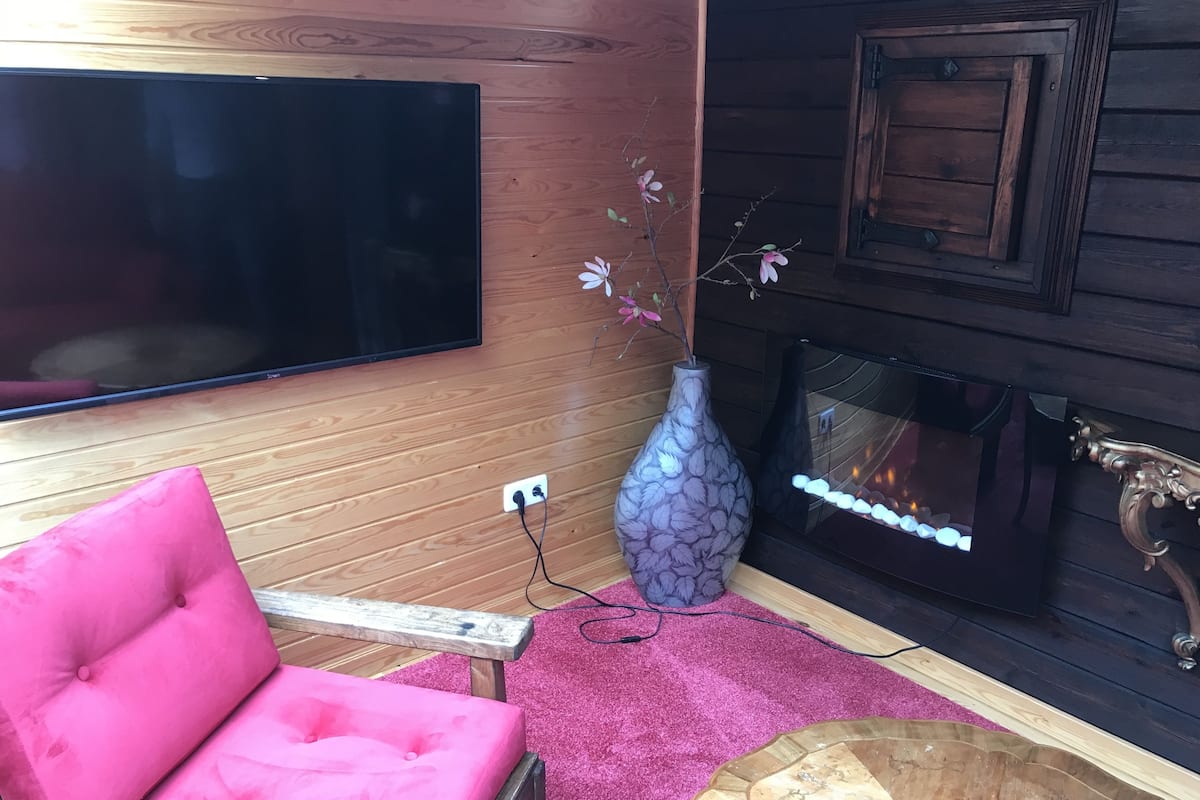 cottage, hot tub | desk, free wifi