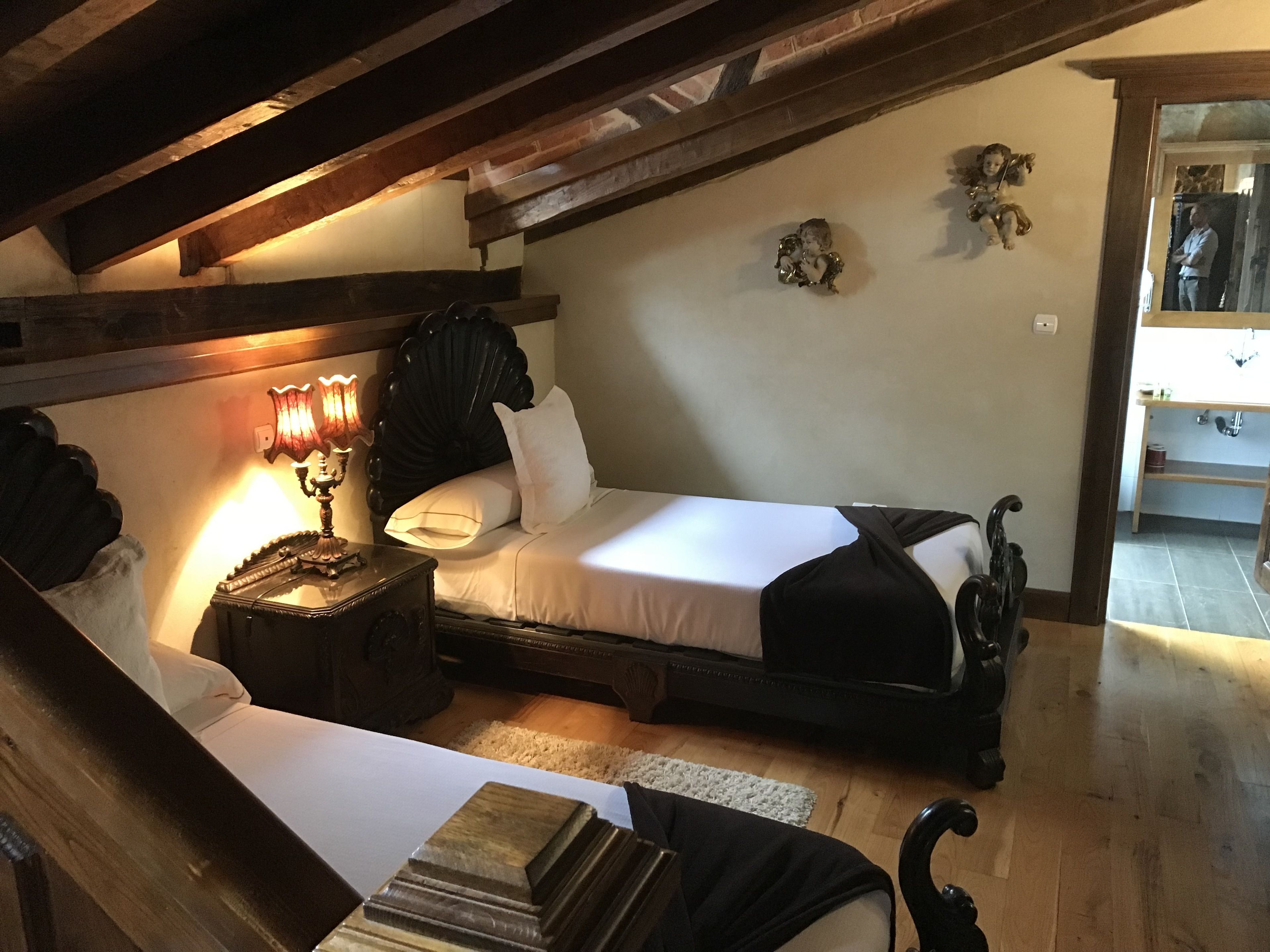 luxury suite, hot tub | desk, free wifi