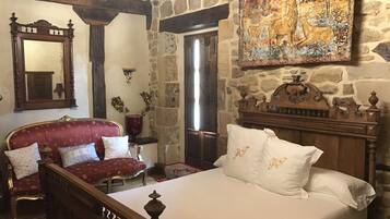 Luxe suite, hot tub | Een bureau, gratis wifi