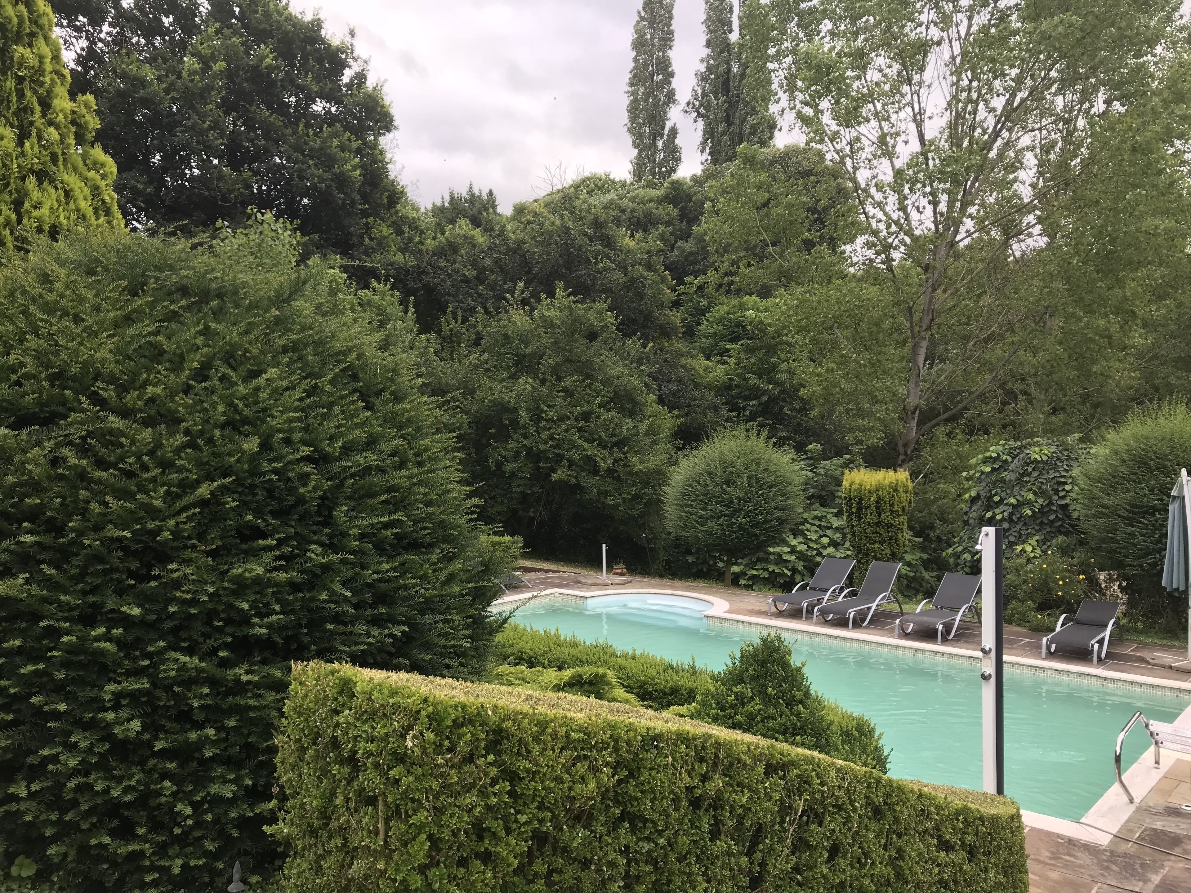 Una piscina al aire libre, tumbonas