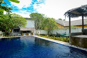 Outdoor pool, pool loungers - Pavana Resort (Embilipitiya)