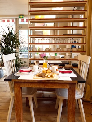 Tägliches kontinentales Frühstück (18 EUR pro Person)