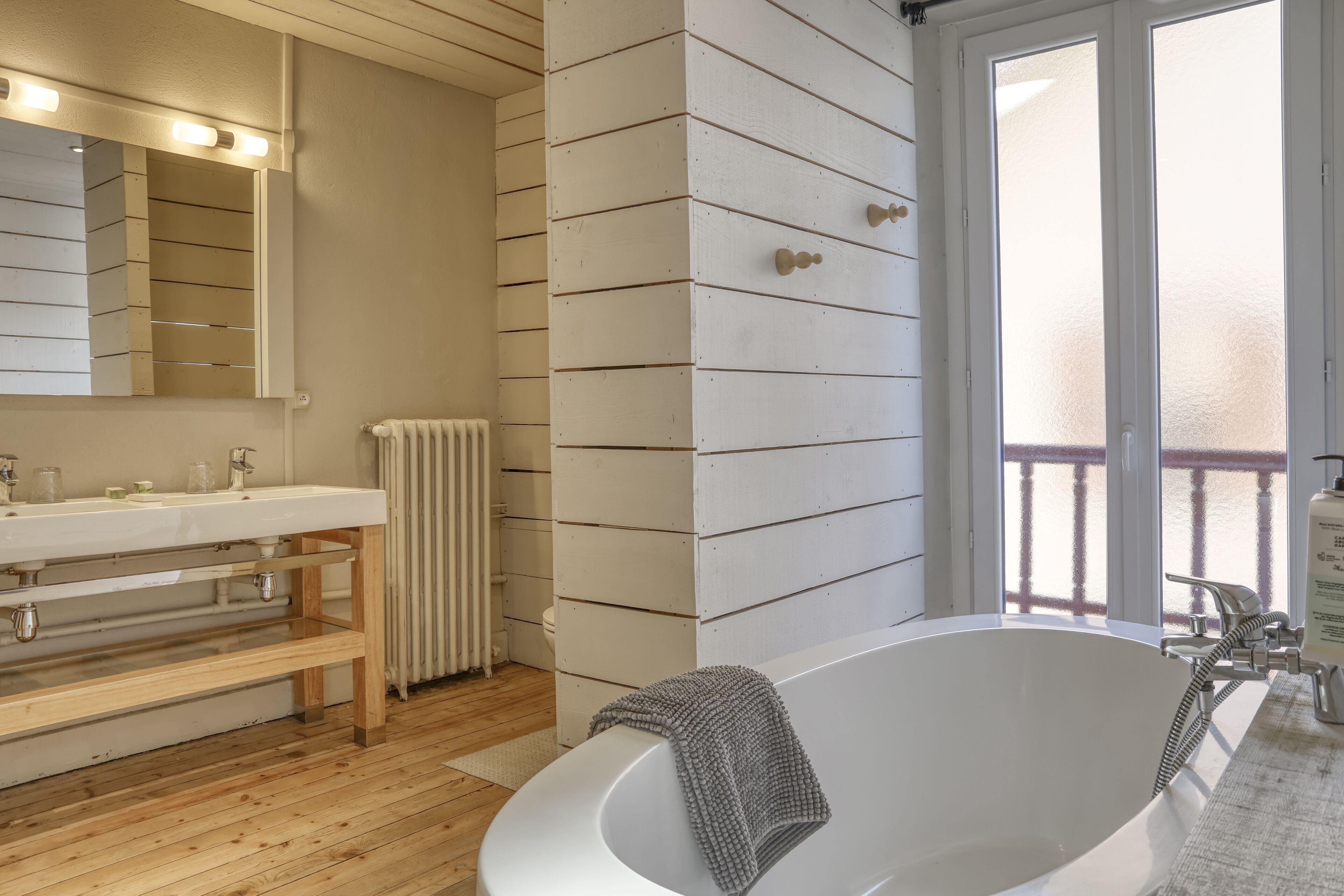 executive room | bathroom | free toiletries, hair dryer, towels, soap