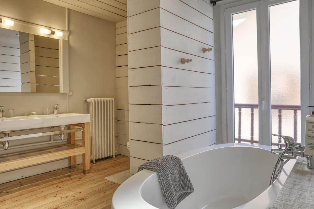 executive room | bathroom | free toiletries, hair dryer, towels, soap