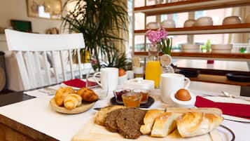Desayuno continental (EUR 18 por persona)