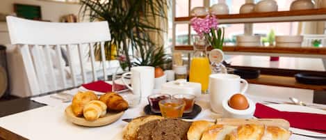 Daily continental breakfast (EUR 18 per person)