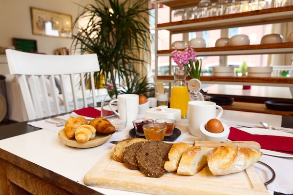 Daily continental breakfast (EUR 18 per person)