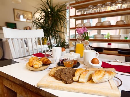 Desayuno continental diario (EUR 18 por persona)