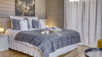 1 bedroom, premium bedding, down comforters, pillowtop beds