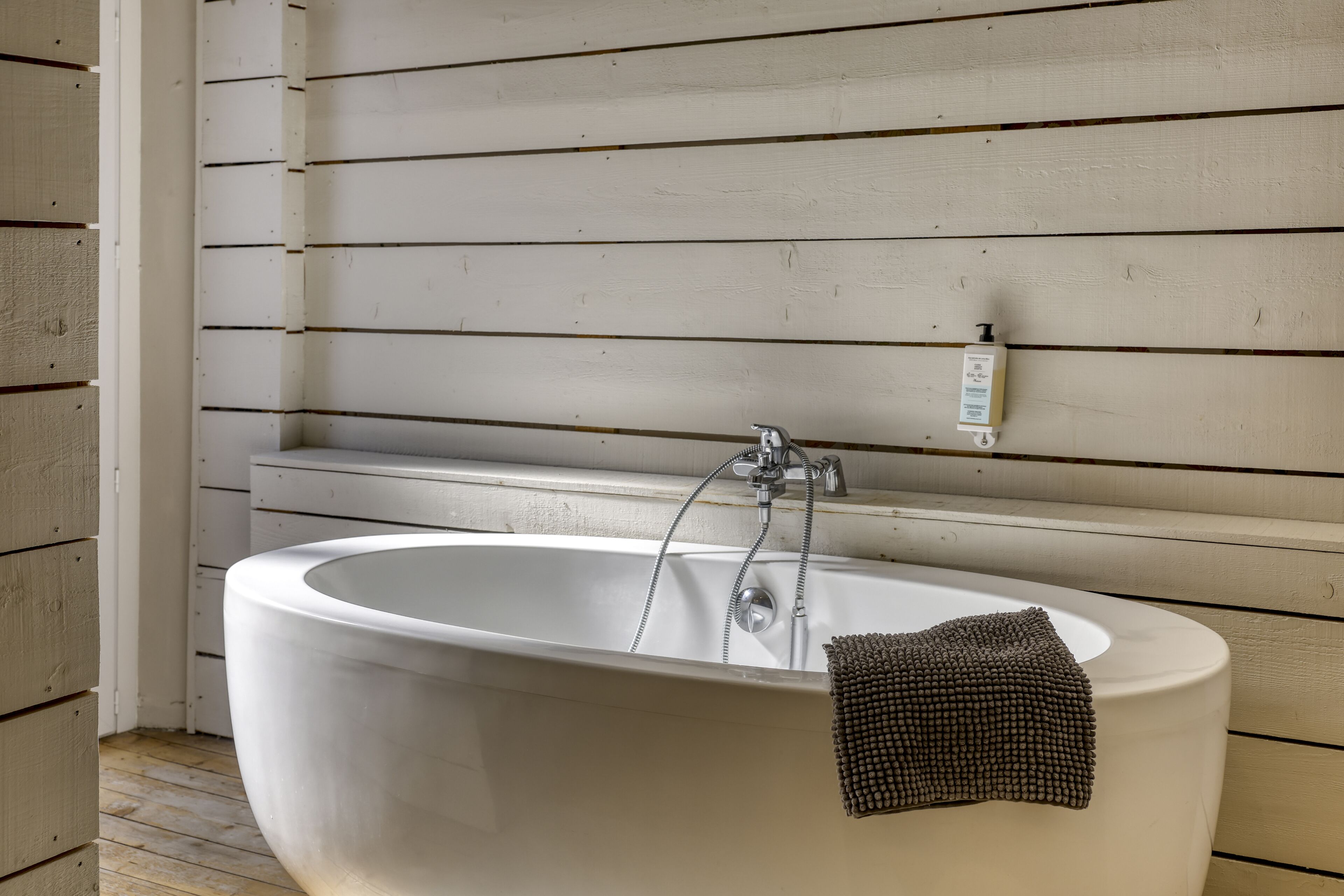 executive room | bathroom | free toiletries, hair dryer, towels, soap