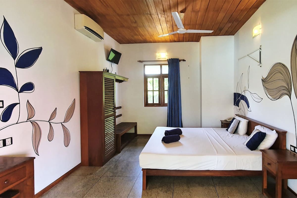 classic double or twin room, garden view, garden area | premium bedding, desk