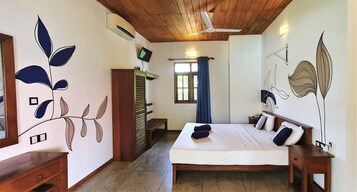 Quarto casal ou duplo clássico, vista para o jardim, no jardim | Roupas de cama premium, escrivaninha