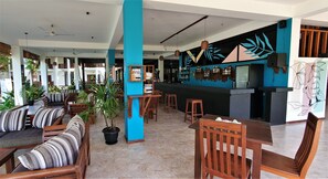 Poolside bar - Blue Turtle Hotel (Thissamaharama)