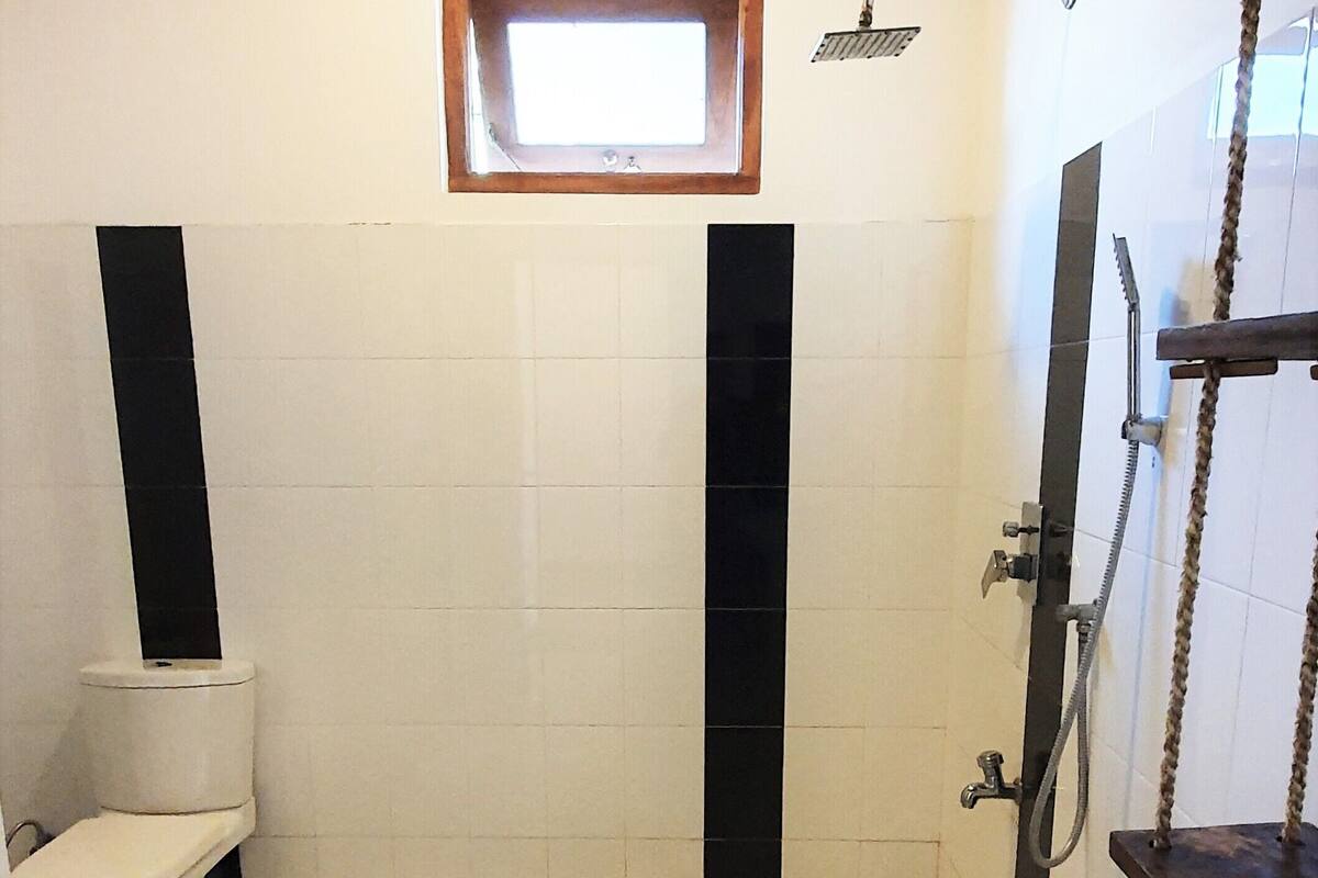 shower, rainfall showerhead, free toiletries, hair dryer