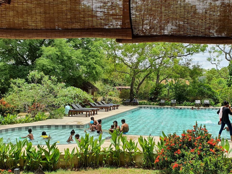 Utomhuspool med öppettider 07.30 till 20.30, och solstolar