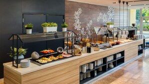 朝食 (ビュッフェ)、毎日提供 (無料)