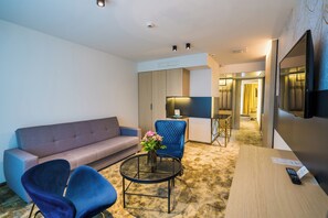 Suite Deluxe | Minibar, coffres-forts dans les chambres, bureau, Wi-Fi gratuit