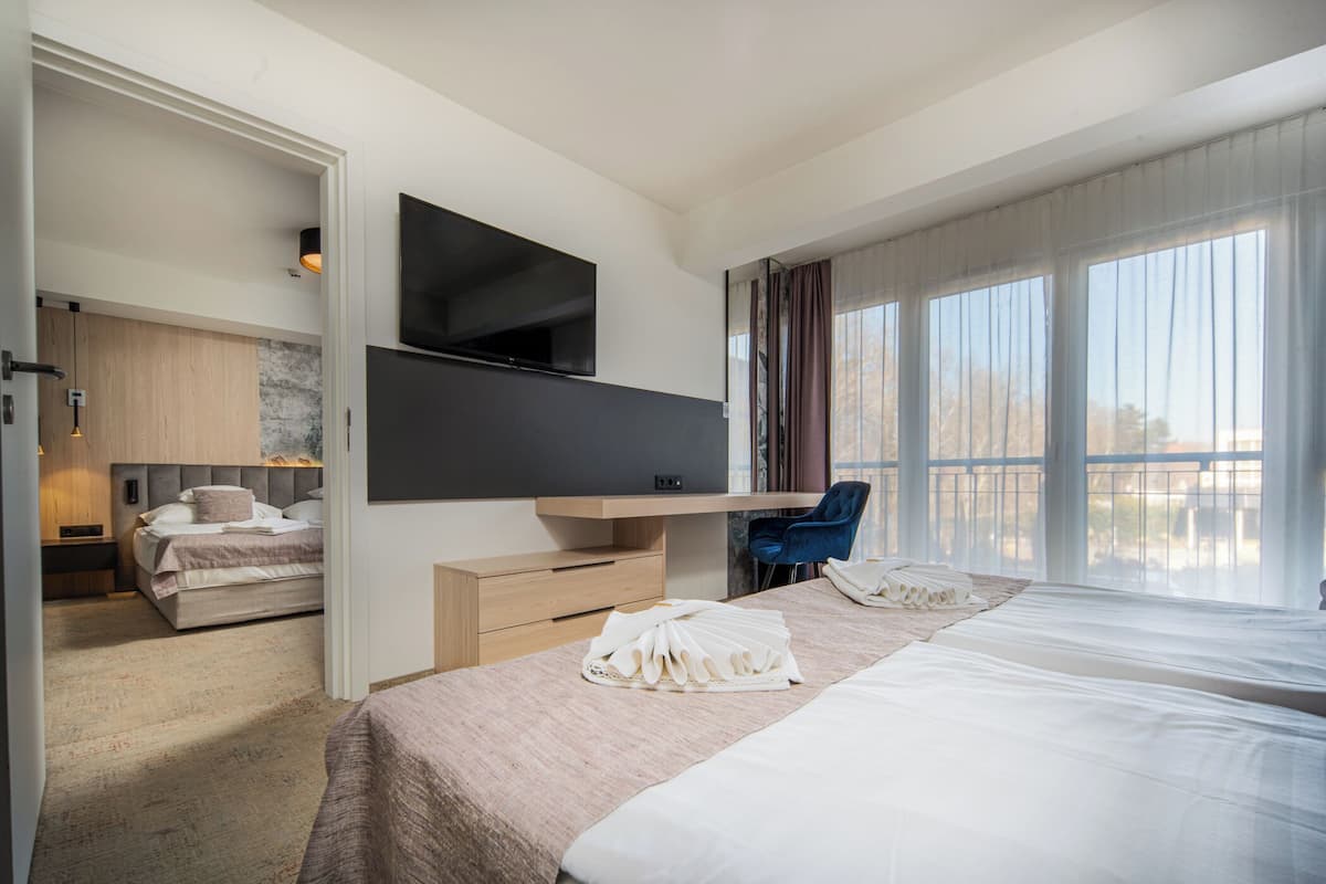 Family Double Room | Een minibar, een kluis op de kamer, een bureau, gratis wifi