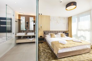 Deluxe suite | Een minibar, een kluis op de kamer, een bureau, gratis wifi