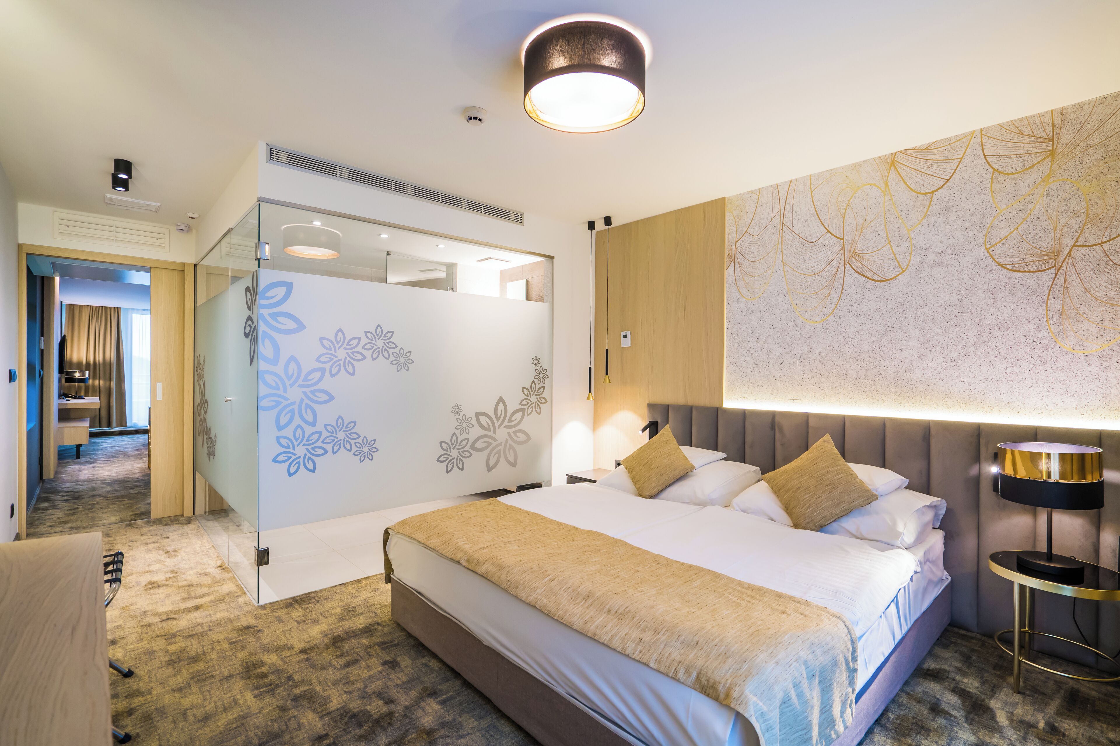 Deluxe Suite | Minibar, in-room safe, desk, free WiFi