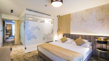 Deluxe Suite | Minibar, in-room safe, desk, free WiFi