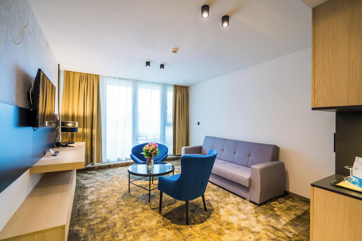 Deluxe suite | Een minibar, een kluis op de kamer, een bureau, gratis wifi