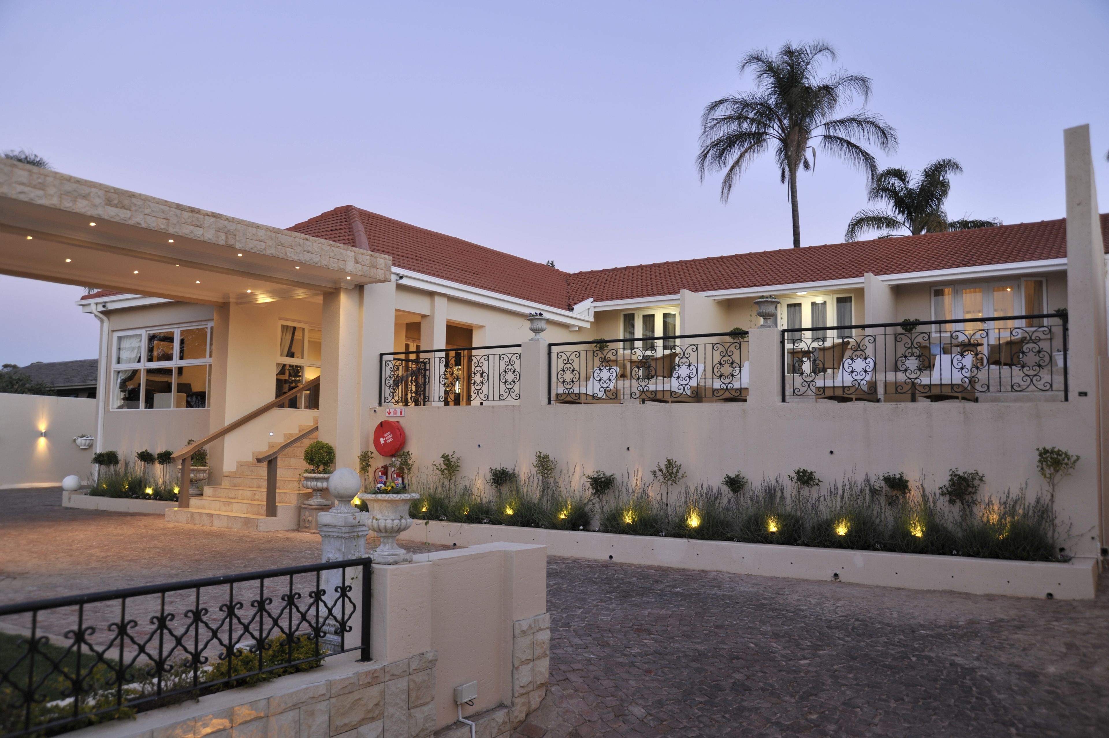 Vista frontal de la propiedad por la tarde o noche