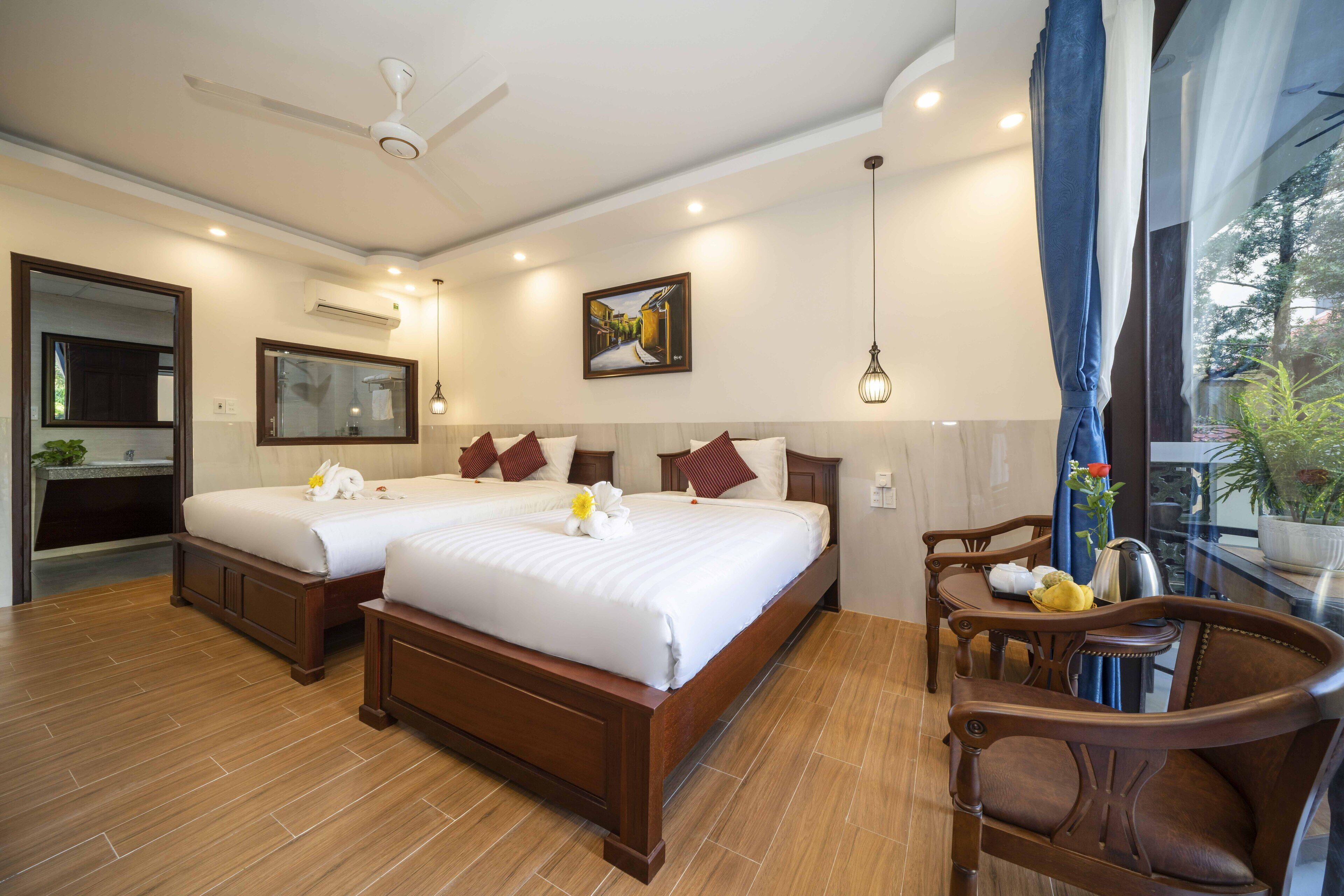 Deluxe Triple Room | Minibar, desk, soundproofing, iron/ironing board